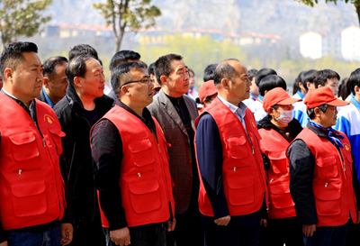  雷锋塑像驻鹭鸣 和美社区启新程——峄城区鹭鸣广场雷锋像揭幕仪式圆满举行(图2)