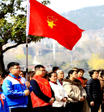  雷锋塑像驻鹭鸣 和美社区启新程——峄城区鹭鸣广场雷锋像揭幕仪式圆满举行(图3)