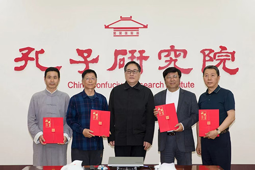 江苏宜兴紫砂学者吴建荣主创的《孔子》紫砂壸捐赠孔子研究院(图1)