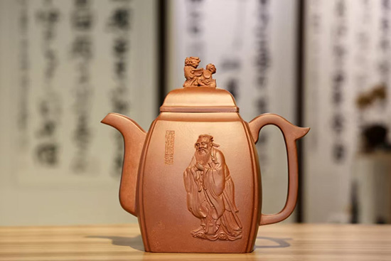 江苏宜兴紫砂学者吴建荣主创的《孔子》紫砂壸捐赠孔子研究院(图2)